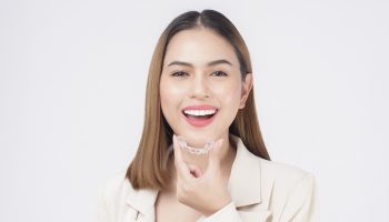 What’s The Difference Between Invisalign & Clear Aligners?